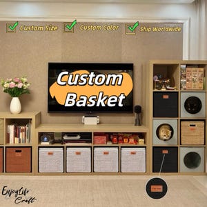 Può includere: Un mobile da salotto con una TV che mostra "Custom Basket". Il mobile include vari cesti portaoggetti in diversi colori e dimensioni, con testo che indica opzioni personalizzate e spedizione in tutto il mondo.
