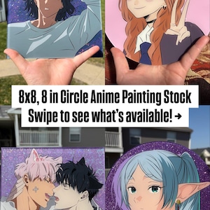 Könnte beinhalten: Vier Anime-Gemälde auf quadratischen und runden Platten. Die quadratischen Platten sind 20,32x20,32 cm groß, die runden haben einen Durchmesser von 20,32 cm. Die Kunstwerke zeigen verschiedene Charaktere mit buntem Haar und glitzernden Hintergründen.