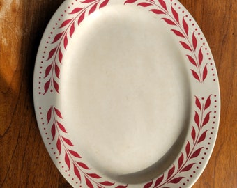 Puede incluir: Plato ovalado de servir de color crema con un diseño de borde rojo de hojas y puntos. El plato de cerámica es adecuado para servir alimentos. El diseño simétrico añade un toque de elegancia a la vajilla.