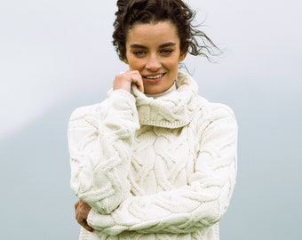 Maglione Aran in lana merino super morbida, collo ad anello, bianco naturale