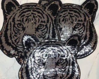 Tigre de lentejuelas plateadas