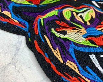 Tigre colorido y sin miedo