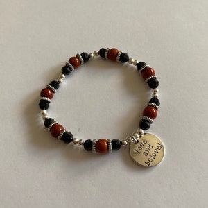 Beaded bracelet with charm &quot;Love and be loved&quot; | Positive vibes | Words of Affirmation