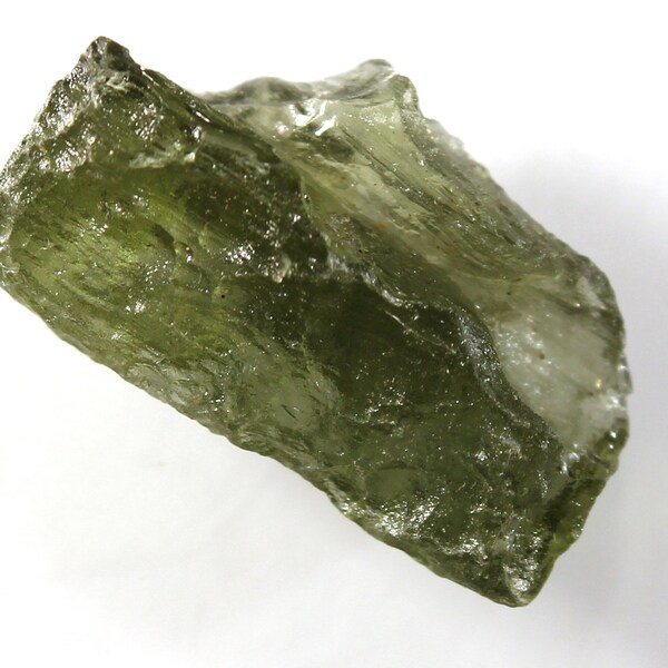 Moldavite tchèque naturelle de la localité CHLUM - trouvée en 2021, 1,13 grammes, 17x10x7 mm, couleur vert jaunâtre plus clair