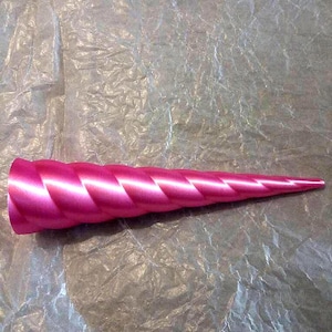 Unicorn horn, ring holder, display. Kawaii, cute accessories, help sorting your rings. Colorful and eye-catching home decor. Rainbow HBTQI+.