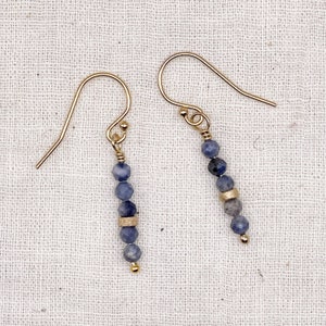 Boucles d&#39;oreilles en saphir délicats, perles de poussière d&#39;étoile remplies d&#39;or