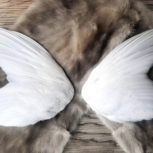 Peut inclure: Ensemble de trois tasses en céramique avec une finition mate et mouchetée. Les tasses sont de couleur crème, gris clair et gris foncé. Chaque tasse a un design simple et moderne et une anse arrondie.