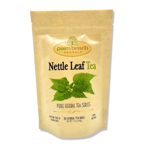 Könnte beinhalten: Ein brauner Papierbeutel mit einem Etikett, auf dem "palm beach HERBALS" und "Nettle Leaf Tea" steht. Das Etikett zeigt auch "PURE HERBAL TEA SERIES", "CAFFEINE-FREE & SUGAR-FREE", "30 HERBAL TEA BAGS NET WT 1.59 oz (45g)" und "100% NATURAL".
