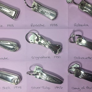 Puede incluir: Nueve llaveros de plata hechos con cubiertos vintage con el nombre y el año del patrón impreso debajo de cada uno. Los patrones incluyen Roanoke 1913, Rosalie 1938, Roberta 1938, Serenade, Signature 1950, Silhouette 1930, Silver Shell 1978, Silver Tulip 1956 y Song of Autumn 1960.