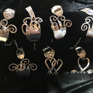 Peut inclure: Six bracelets en argent fabriqués à partir de couverts recyclés. Chaque bracelet présente un design unique, notamment des volutes, des cœurs et une théière.