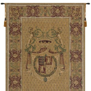 Peut inclure: Une tapisserie représentant un blason avec une couronne, deux anges et un écu à damier. La tapisserie a un fond doré avec une bordure bordeaux.