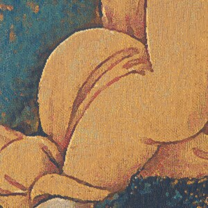 K&ouml;nnte beinhalten: Nahaufnahme einer Tapisserie, die eine Figur mit goldbraunem K&ouml;rper und Beinen zeigt, die mit gekreuzten Beinen sitzt. Die Figur befindet sich vor einem dunkelblauen Hintergrund mit einem strukturierten Muster.