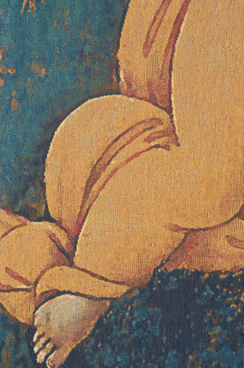 K&ouml;nnte beinhalten: Nahaufnahme einer Tapisserie, die eine Figur mit goldbraunem K&ouml;rper und Beinen zeigt, die mit gekreuzten Beinen sitzt. Die Figur befindet sich vor einem dunkelblauen Hintergrund mit einem strukturierten Muster.