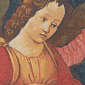 K&ouml;nnte beinhalten: Eine Tapisserie, die eine junge Frau mit langen braunen Haaren zeigt, die ein rotes und goldenes Kleid tr&auml;gt. Die Frau schaut nach unten und ihr Ausdruck ist traurig.