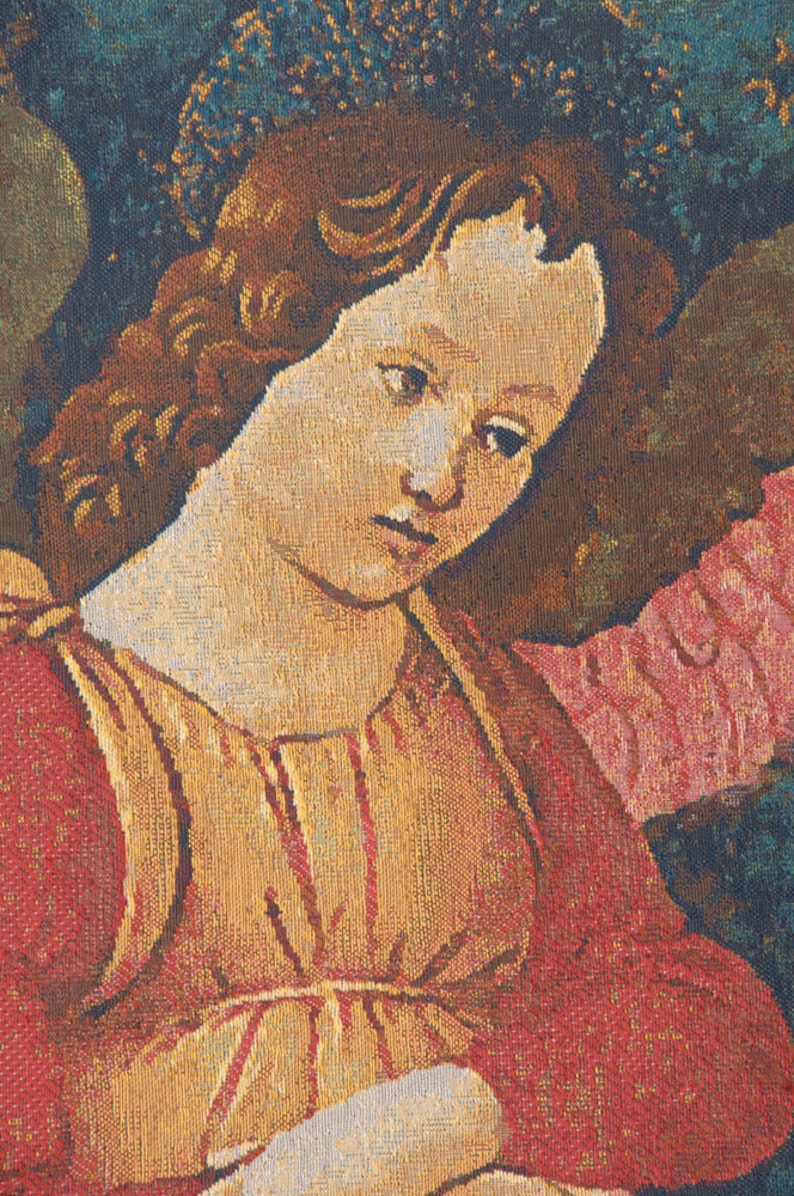 K&ouml;nnte beinhalten: Eine Tapisserie, die eine junge Frau mit langen braunen Haaren zeigt, die ein rotes und goldenes Kleid tr&auml;gt. Die Frau schaut nach unten und ihr Ausdruck ist traurig.
