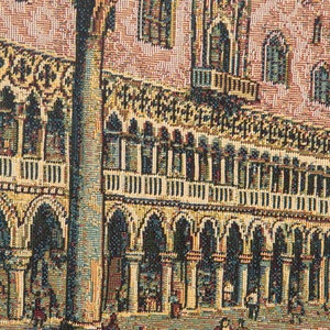 Peut inclure: Tapisserie tiss&eacute;e repr&eacute;sentant une sc&egrave;ne architecturale d&eacute;taill&eacute;e avec des colonnes, des arches et un grand pilier surmont&eacute; d'une statue. La tapisserie pr&eacute;sente une palette de couleurs sourdes beige, marron et bleu.