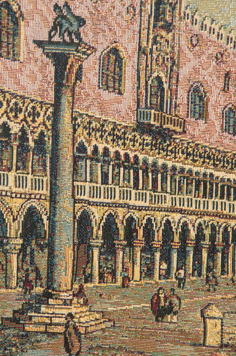 Peut inclure: Tapisserie tiss&eacute;e repr&eacute;sentant une sc&egrave;ne architecturale d&eacute;taill&eacute;e avec des colonnes, des arches et un grand pilier surmont&eacute; d'une statue. La tapisserie pr&eacute;sente une palette de couleurs sourdes beige, marron et bleu.