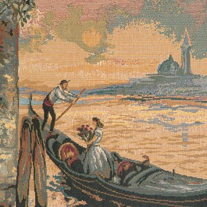 Peut inclure: Une tapisserie repr&eacute;sentant un couple dans une gondole sur un canal avec une ville en arri&egrave;re-plan. La gondole est vert fonc&eacute; et le couple est habill&eacute; en costumes d'&eacute;poque. Le ciel est rose et orange p&acirc;le.