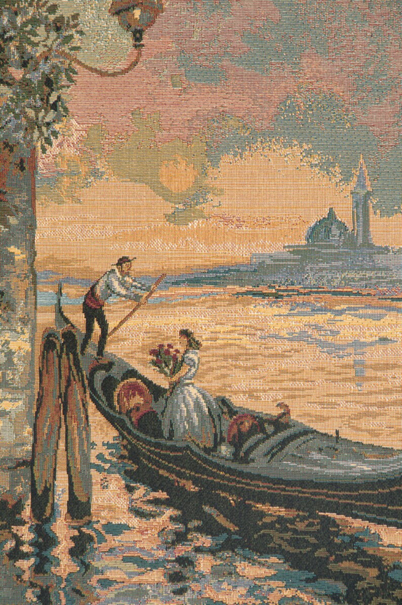 Peut inclure: Une tapisserie repr&eacute;sentant un couple dans une gondole sur un canal avec une ville en arri&egrave;re-plan. La gondole est vert fonc&eacute; et le couple est habill&eacute; en costumes d'&eacute;poque. Le ciel est rose et orange p&acirc;le.