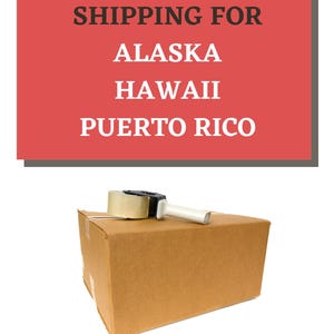 Peut inclure: Un panneau rectangulaire rouge avec du texte noir et blanc indiquant SHIPPING FOR ALASKA HAWAII PUERTO RICO, placé au-dessus d'un carton d'expédition marron avec un dévidoir de ruban adhésif posé sur la surface du carton.