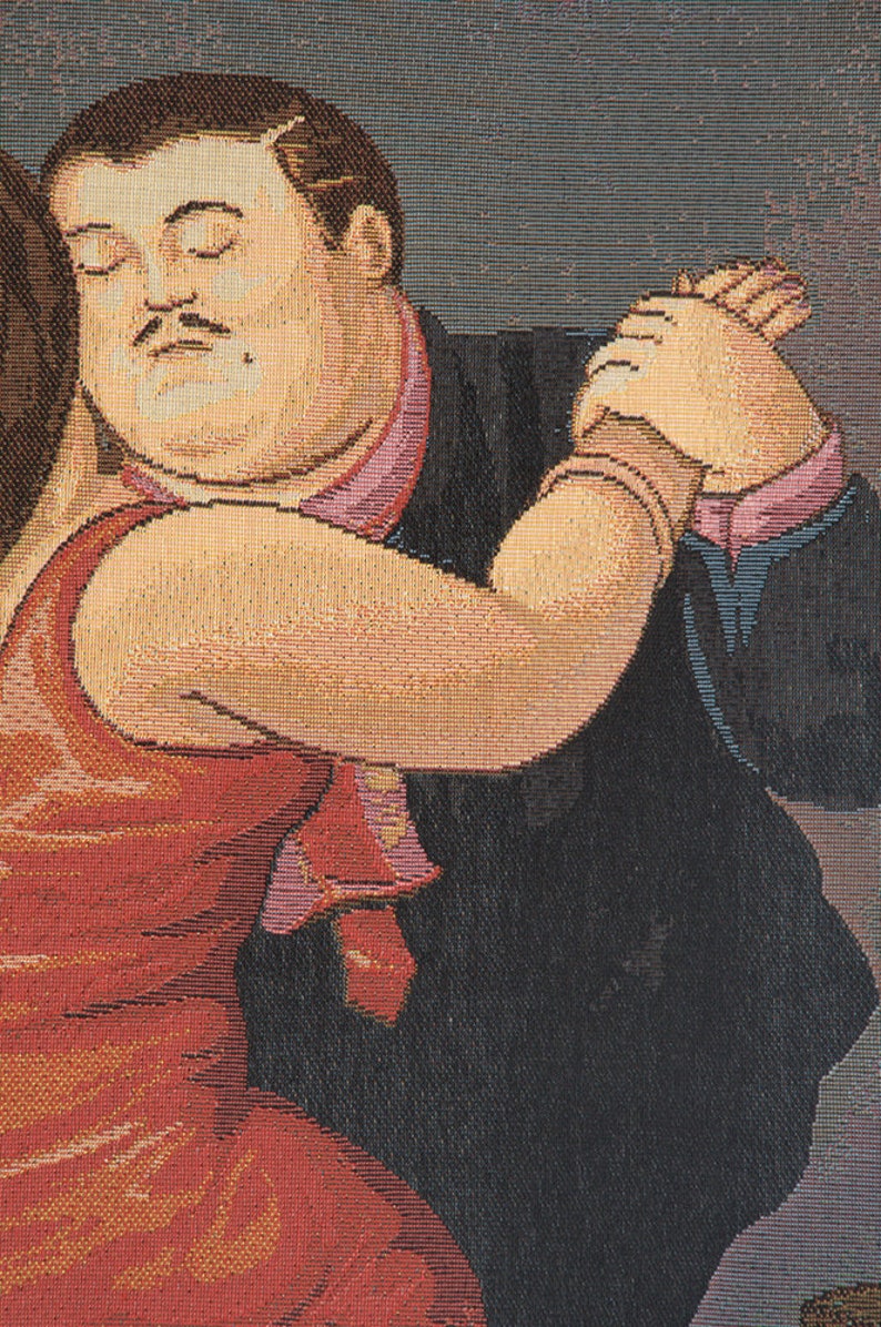 Op de afbeelding: Wandtapijt met een stel dat de tango danst. De man, in een zwart pak met een roze stropdas en boord, houdt de arm van de vrouw vast. De vrouw draagt een rode jurk. Het kunstwerk heeft een gepixelde, geweven textuur.