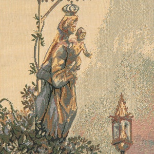 Peut inclure: Une tapisserie repr&eacute;sentant une sc&egrave;ne religieuse avec une femme tenant un enfant. La femme porte une robe bleue et dor&eacute;e et une couronne. L'enfant porte une robe blanche. La tapisserie est encadr&eacute;e d'une bordure d&eacute;corative.