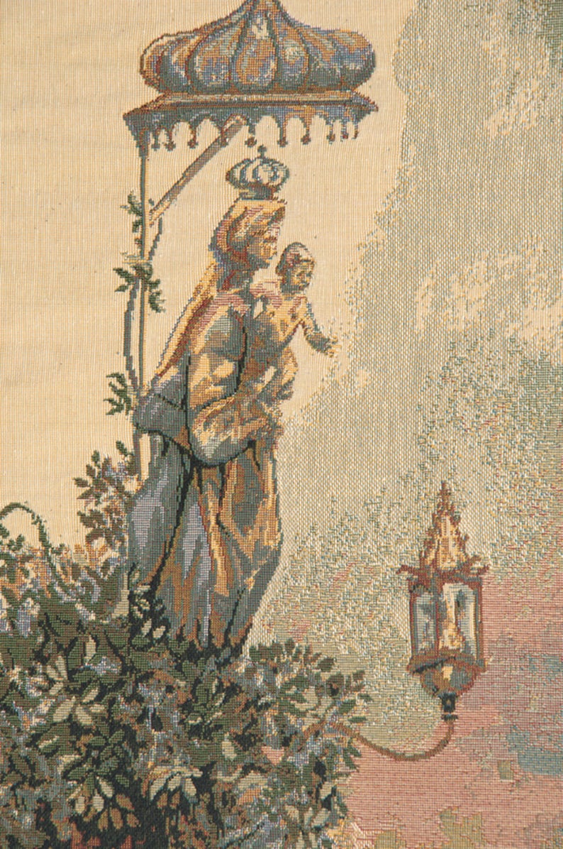 Peut inclure: Une tapisserie repr&eacute;sentant une sc&egrave;ne religieuse avec une femme tenant un enfant. La femme porte une robe bleue et dor&eacute;e et une couronne. L'enfant porte une robe blanche. La tapisserie est encadr&eacute;e d'une bordure d&eacute;corative.