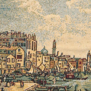 Peut inclure: Tapisserie repr&eacute;sentant une ville d&eacute;taill&eacute;e avec des b&acirc;timents, des ponts et des bateaux. L'&oelig;uvre utilise des couleurs vari&eacute;es, notamment beige, bleu et marron, pour cr&eacute;er un effet textur&eacute;. La sc&egrave;ne &eacute;voque l'histoire et les d&eacute;tails architecturaux.