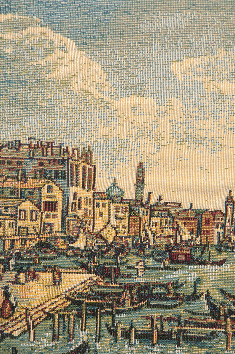 Peut inclure: Tapisserie repr&eacute;sentant une ville d&eacute;taill&eacute;e avec des b&acirc;timents, des ponts et des bateaux. L'&oelig;uvre utilise des couleurs vari&eacute;es, notamment beige, bleu et marron, pour cr&eacute;er un effet textur&eacute;. La sc&egrave;ne &eacute;voque l'histoire et les d&eacute;tails architecturaux.