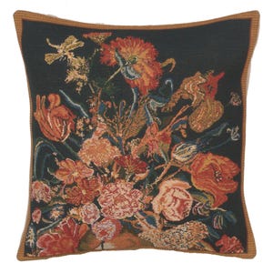 Puede incluir: Una almohada cuadrada con un fondo verde oscuro y un diseño de tapicería floral colorido. La almohada presenta una variedad de flores en tonos naranja, rojo, rosa y amarillo.