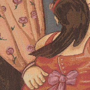 Op de afbeelding: Een tapijtfragment met een vrouw in een rode jurk met een roze strik. De vrouw heeft donker haar en draagt een rode haarband. De achtergrond bevat een patroon van gordijnen met roze rozen.