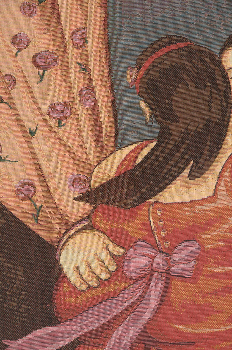 Op de afbeelding: Een tapijtfragment met een vrouw in een rode jurk met een roze strik. De vrouw heeft donker haar en draagt een rode haarband. De achtergrond bevat een patroon van gordijnen met roze rozen.