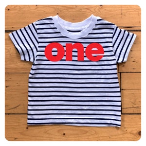 Weiß & Navy gestreiftes T-Shirt mit roter Herde Nummer