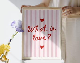 Impresión de corazón de rayas rosas, frase "Qué es el amor", decoración para dormitorio femenino (regalo digital descargable)