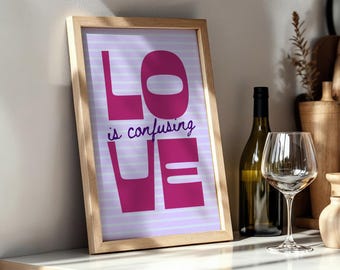 Arte mural "El amor es confuso", impresión con frase divertida sobre relaciones, póster tipográfico rosa, descarga digital