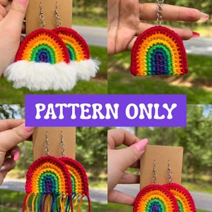Puede incluir: Una colección de pendientes de ganchillo con temática de arcoíris. Los pendientes presentan un vibrante diseño de arcoíris con colores rojo, naranja, amarillo, verde, azul y morado. Algunos pendientes tienen un ribete blanco y esponjoso, mientras que otros tienen flecos coloridos. El texto "PATTERN ONLY" es visible.