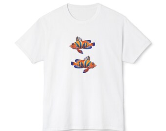 Camiseta unisex HD Cotton™ con una colorida ilustración vintage minimalista de dos peces mandarines iguales