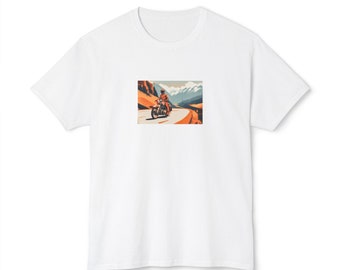 Camiseta unisex HD Cotton™ con un diseño icónico de un motociclista antiguo recorriendo el campo