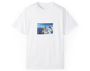 Camiseta unisex teñida en prenda, con una ilustración minimalista del paisaje de la impresionante isla de Santorini.