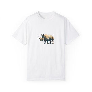 Unisex T-Shirt mit einer minimalistischen Vintage-Illustration des majestätischen Java-Nashorns (Rhinoceros sondaicus).