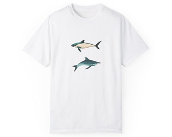 Camiseta unisex teñida en prenda, con una ilustración vintage minimalista de dos Vaquitas (Phocoena sinus)