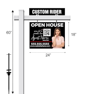 以下が含まれることがあります： QRコード、女性の画像、テキスト「scan for a private tour」、「Agent Name REALTOR&reg;」、電話番号、ウェブサイトアドレスが書かれた黒と赤のオープンハウスの看板。看板のサイズは幅61cm、高さ46cmです。