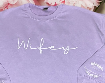 Wifey Sweatshirt: Personalisiertes Brautparty-Geschenk