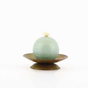 West-Duitse Vintage messing kandelaar met bolvormige blauwe kaars