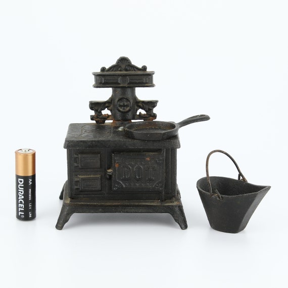 Vintage Miniature Cast Iron Stove W/ Coal Bucket, 2 Frying Pans, Cooking  Pot and Burner Opening Cover. Doll House Stove. 
