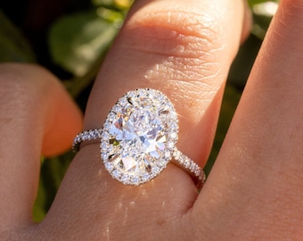 Oval Moissanite Verlobungsring mit Pave des runden Moissanite Diamanten auf Band, ovaler Moissanite Verlobungsring für sie, ovaler Diamantring