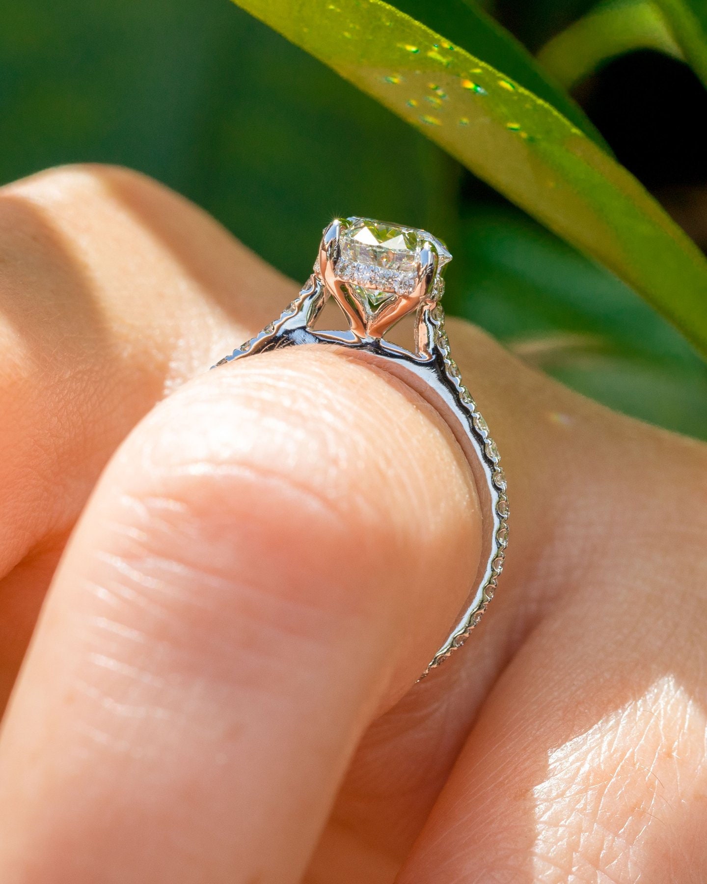 2CT オーバル ダイヤモンド モアッサナイト リング、カテドラル