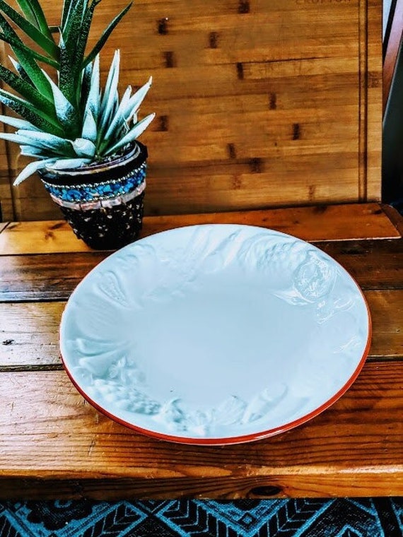 White ceramic fruit outlet bowl