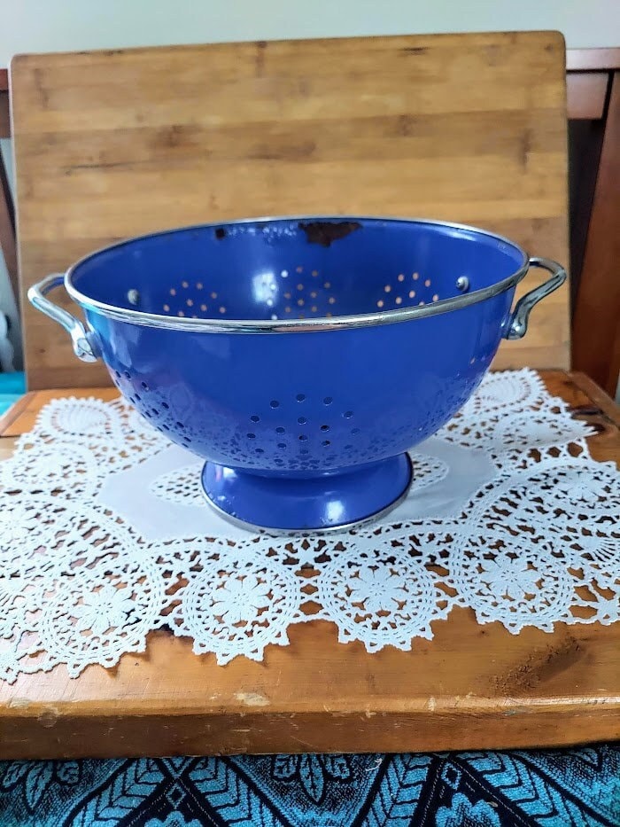 Ancienne passoire émaillée bleu moucheté - Le Grenier de Lisette