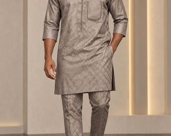 Afrikaanse herenset van brokaat, bestaande uit een broek en overhemd (tweedelig), traditionele Nigeriaanse outfit, tuniek met driekwartmouwen en bijpassende broek.